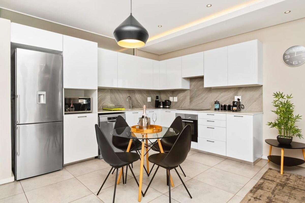 Stylish In Point Apartment *