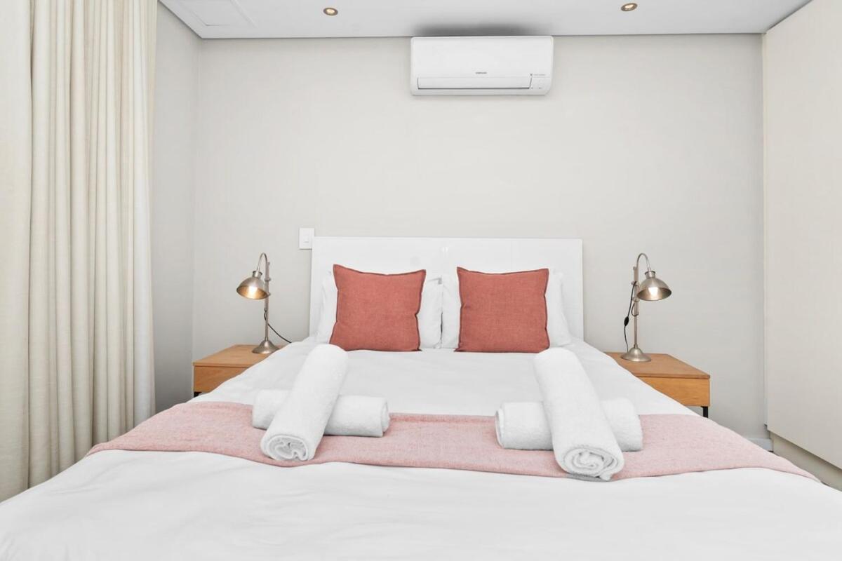 Stylish In Point Apartment *