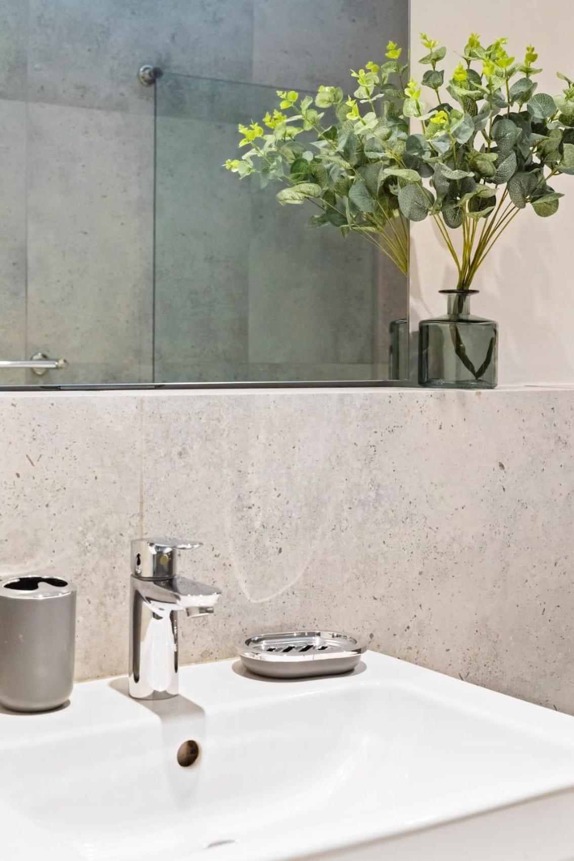 Stylish In Point Apartment